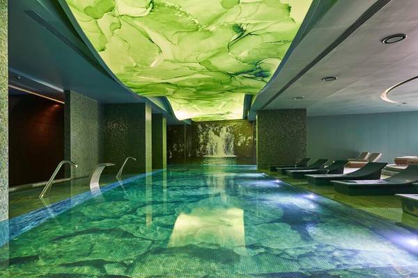 Wasserwelt im Savoy Palace Hotel mit grüner Decke und Wasserfallprojektion.