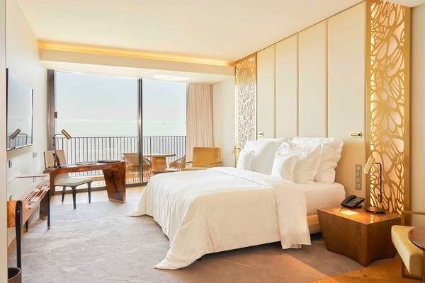 Schlafzimmer im Savoy Palace Hotel mit Blick auf den Ozean und modernen Möbeln