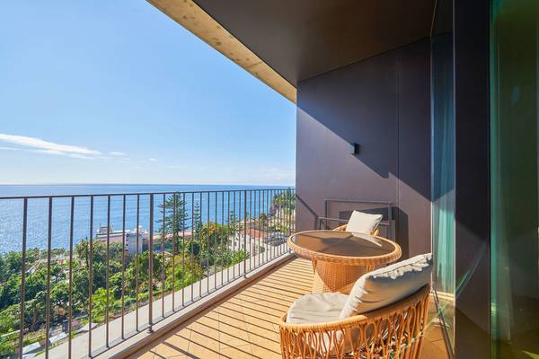 Der Balkon des Savoy Palace mit Blick auf das Meer und die Stadt.