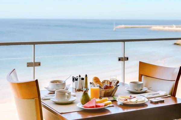 Frühstück auf der Terrasse mit Blick auf den Strand im Sol e Mar Hotel.