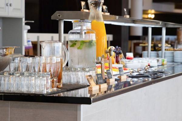 Frühstücksbuffet im Sol e Mar Hotel mit verschiedenen Getränken und Speisen.
