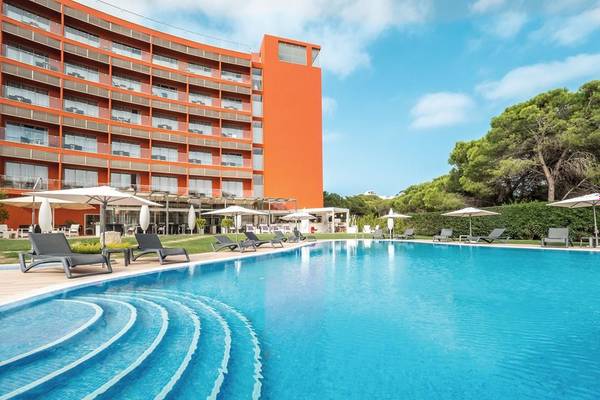 Außenpool des Aqua Pedra dos Bicos Hotel mit Lounge-Liegestühlen und Sonnenschirmen.