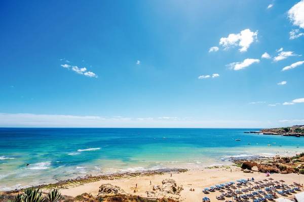 Strandansicht des Aqua Pedra dos Bicos Hotels mit blauem Himmel und Meer