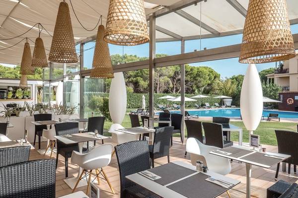 Terrassen-Restaurant des Aqua Pedra dos Bicos Hotels mit Blick auf den Pool.