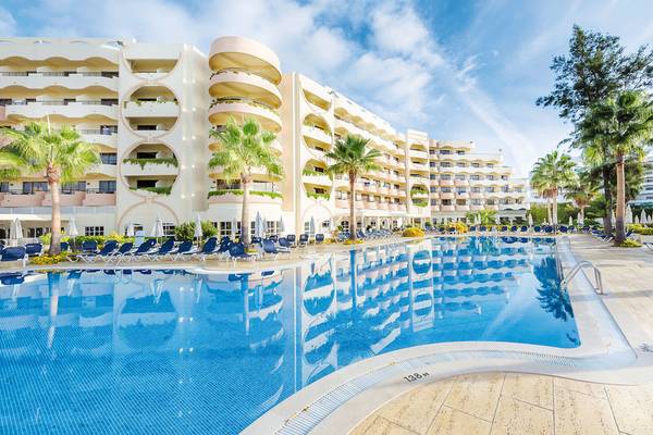 Außenbereich des Vila Galé Cerro Alagoa Hotels mit Swimmingpool und Sonnenliegen.