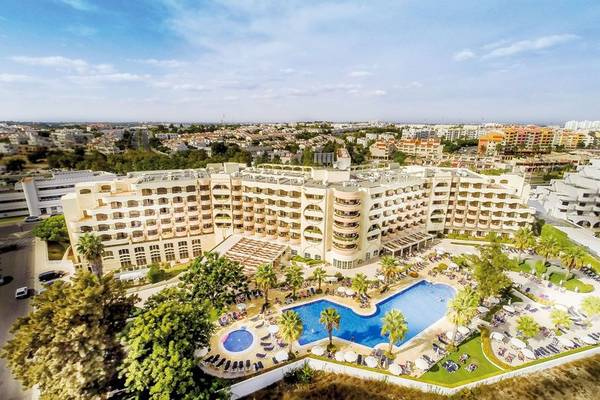Außenansicht des Vila Galé Cerro Alagoa Hotels mit Swimmingpool und Gärten