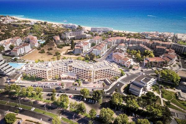 Luftaufnahme des Vila Galé Cerro Alagoa Hotels mit Blick auf die Küste