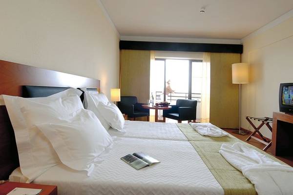 Doppelbett-Zimmer im Vila Galé Cerro Alagoa mit Fernseher, Fenstern und Balkon