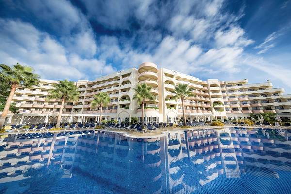 Außenpool des Vila Galé Cerro Alagoa Hotels mit Liegestühlen und Sonnenschirmen.