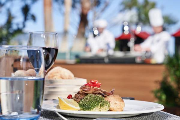 Essenplatte mit Fleisch, Brokkoli, Kartoffel und Beilagen im Hotel Falesia Algarve