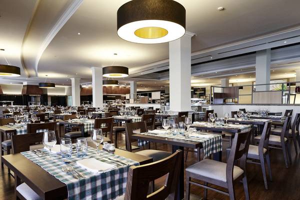 Innenbereich des Falesia Hotel in Algarve mit eingerichteten Tischen und Stühlen im Restaurant.