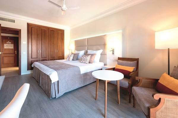 Innenansicht des Schlafzimmers im Falesia Hotel - Algarve mit Bett, Möbeln und Deckenventilator