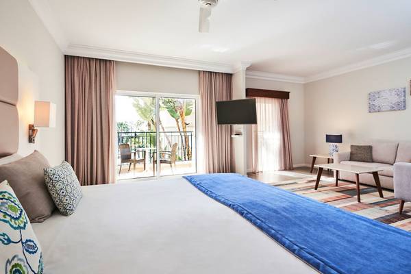 Schlafzimmer im Falesia Hotel - Algarve mit großem Bett, Terrasse und Fernseher