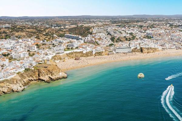 Luftaufnahme des Strandes von Porto Seguro mit vielen Gebäuden und Wassersportaktivitäten.