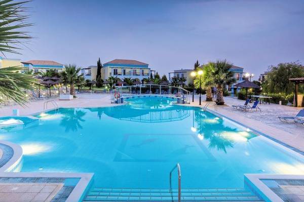 Außenansicht des großen Swimmingpools des Corali Hotels bei Abend