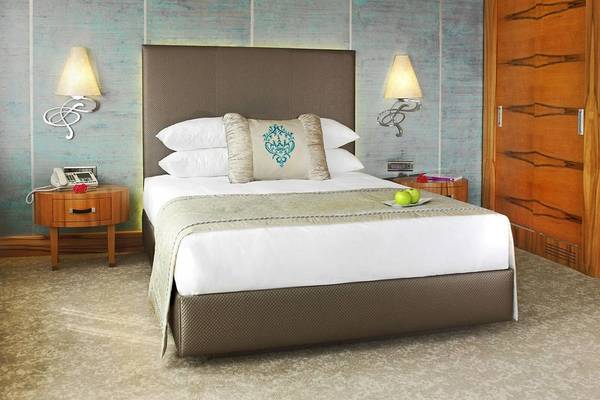 DoppelTree by Hilton Istanbul Esentepe Hotelzimmer mit einem Bett, Kissen und Nachttischen