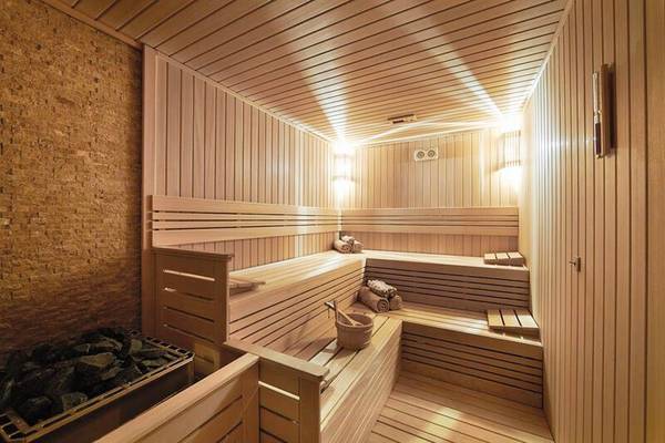 Saunabereich im DoubleTree by Hilton Istanbul Esentepe mit Holzwänden und Sitzbänken.