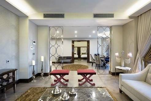 Inneneinrichtung des DoubleTree by Hilton Istanbul Esentepe mit Wohnzimmer, Sofa, Couchtischen und Beistelltischen.