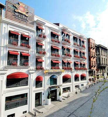 Außenansicht des Dosso Dossi Hotels Old City Sultanahmet mit roten Blumen auf den Balkonen