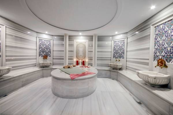 Innenansicht der Sauna im Dosso Dossi Hotels Old City Sultanahmet mit Marmorwänden und dekorativen Mustern.