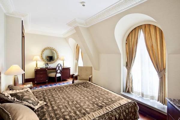 Schlafzimmer im Eresin Sultanahmet Hotel mit Bett, Schreibtisch und Fenstern.
