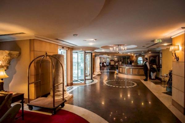 Empfangsbereich des Eresin Sultanahmet Hotels mit Rezeption und klassisch eingerichtetem Innenraum.