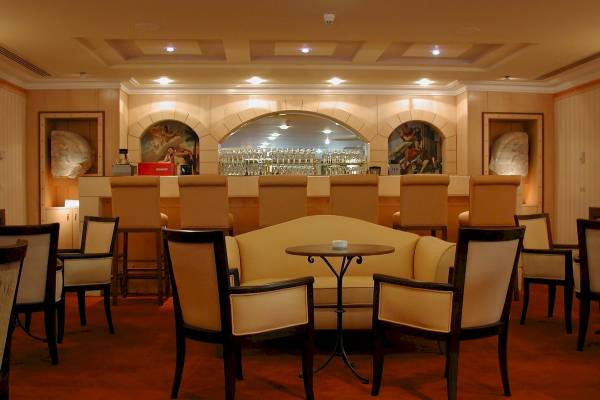 Loungebereich des Eresin Sultanahmet Hotels mit gepolsterten Stühlen und Tischen.