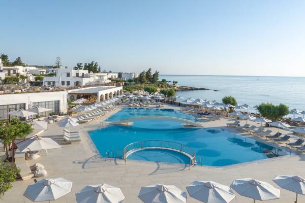 Luftaufnahme des Creta Maris Resorts mit Swimmingpool und Sonnenliegen am Meer