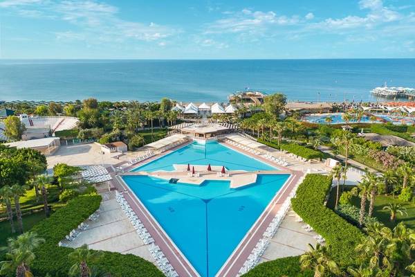 Luftaufnahme des Kaya Belek Hotels mit großem Schwimmbad und Meerblick