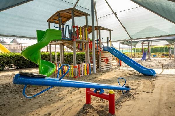 Kinderspielplatz im Hotel Kaya Belek mit Rutschen und Schaukeln.