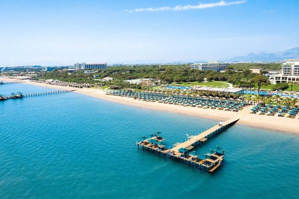 Luftaufnahme des Rixos Premium Belek Hotels mit Pier, Strand und Swimmingpools