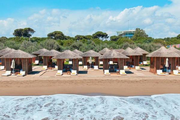 Luftaufnahme von Strand mit Strohhut-Bungalows im Rixos Premium Belek