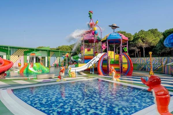 Wasserpark im Rixos Premium Belek Hotel mit bunten Rutschen und Springbrunnen.