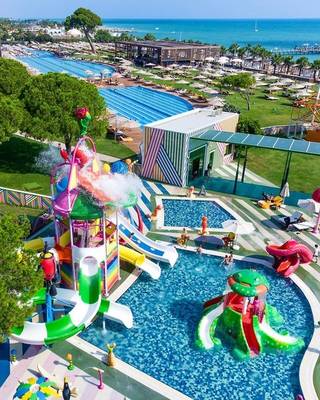 Luftaufnahme des Wasserparks im Rixos Premium Belek Hotel mit Pools und Rutschen.