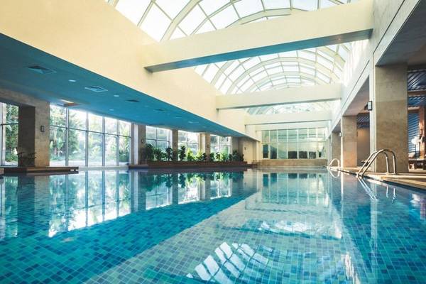 Innenpool im Rixos Premium Belek mit blau gefliestem Boden und Glasdach