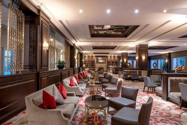 Rixos Premium Belek Hotel Lobby mit modernen Möbeln und rotem Teppich.
