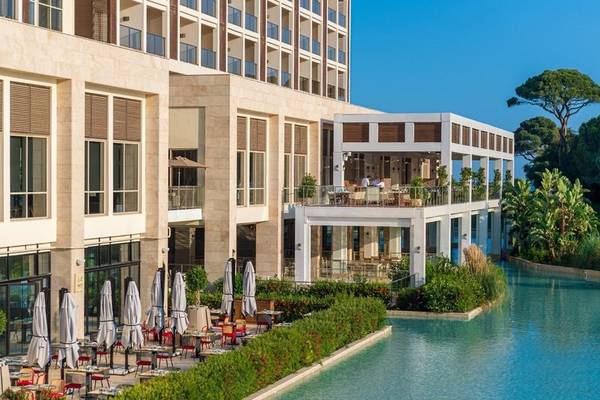 Außenansicht des Rixos Premium Belek Hotels mit Swimmingpool und Außenterrassen