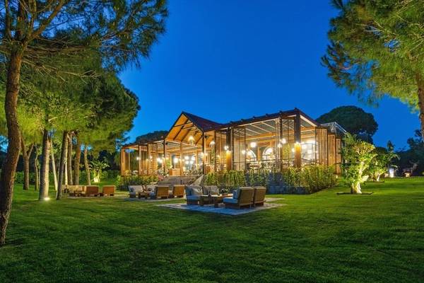 Außenbereich des Rixos Premium Belek Hotels bei Nacht mit Beleuchtung und Möbeln im Freien