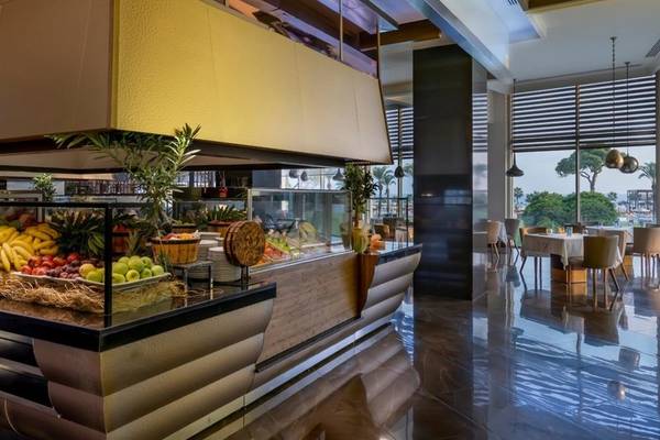 Frühstücksbuffet im Rixos Premium Belek mit verschiedenen Früchten und Pflanzen.