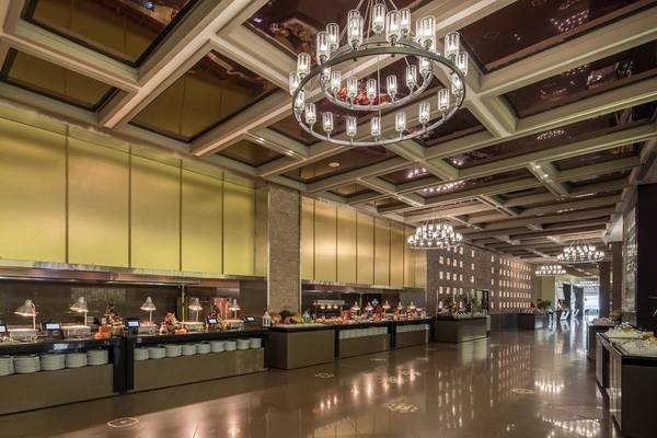Buffetbereich im Rixos Premium Belek Hotel mit vielen Speisen und runden Kronleuchtern.