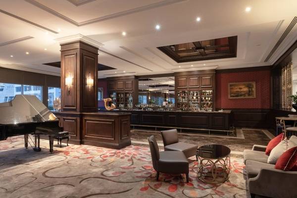 Lounge-Bereich des Rixos Premium Belek Hotels mit Klavier, Bar und Möbeln.