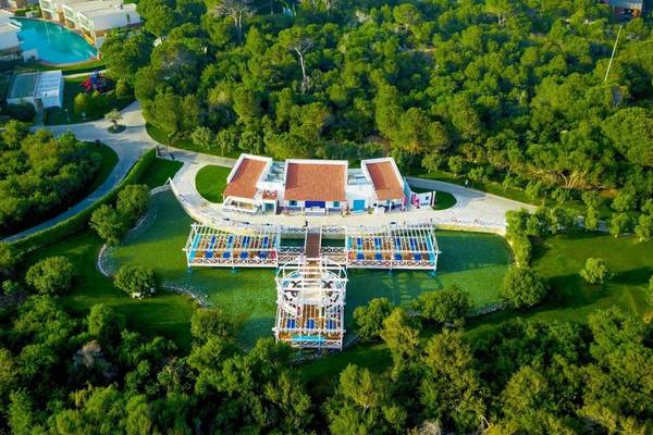 Luftaufnahme des Rixos Premium Belek Hotels mit Pool und umgebender Natur