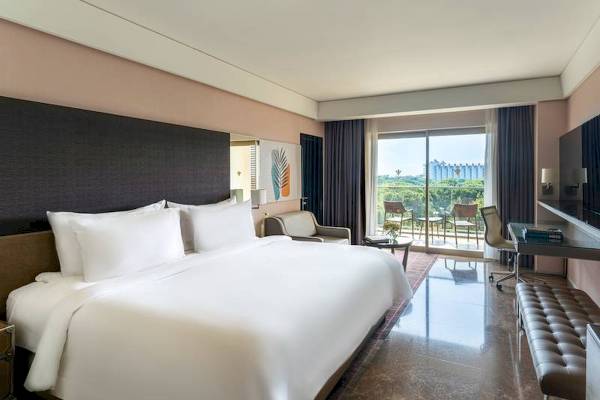 Suite-Zimmer im Rixos Premium Belek mit Blick auf den Garten und Terrasse.