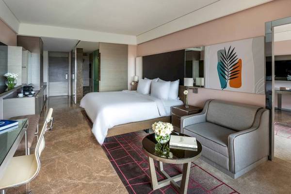 Schlafzimmer im Rixos Premium Belek Hotel mit Bett, Couch und Tisch