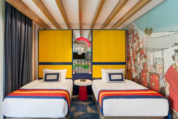 Doppelbett-Zimmer im Rixos Premium Belek Hotel mit farbenfrohem Design und Wandmalerei.