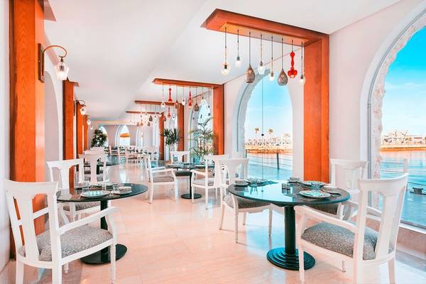 Innenbereich des Pickalbatros Citadel Resort Restaurants mit Blick auf das Meer.