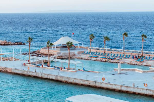 Luftaufnahme des Pickalbatros Citadel Resorts mit Pool und Liegestühlen am Meer