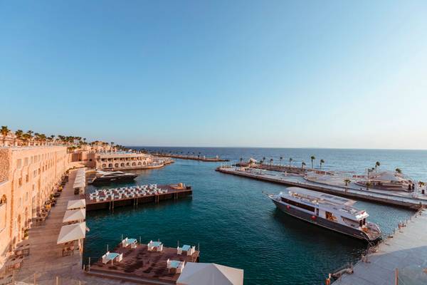 Luftaufnahme des Pickalbatros Citadel Resorts mit Hafen und Booten am Tag