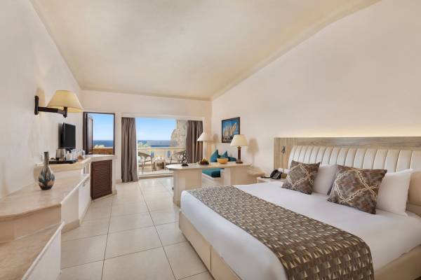 Luxuriöses Hotelzimmer im Pickalbatros Citadel Resort mit Blick auf das Meer.