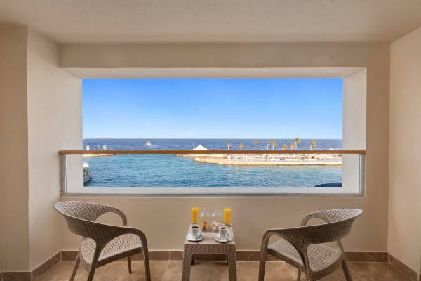 Pickalbatros Citadel Resort Balkon mit Meerblick und Frühstückstisch